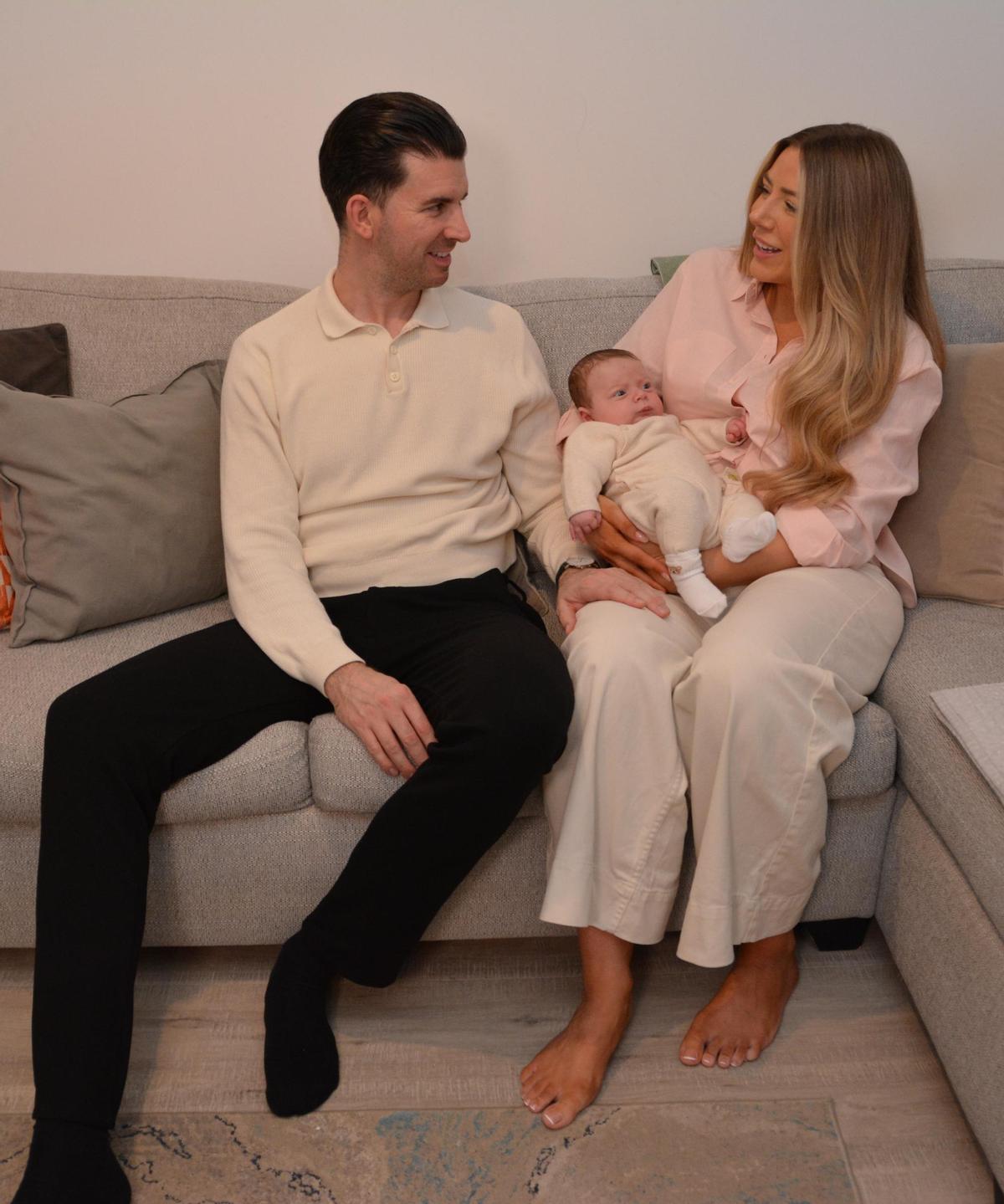 Grace Bell y Steve Powell, con su hijo, Hugo Richard.