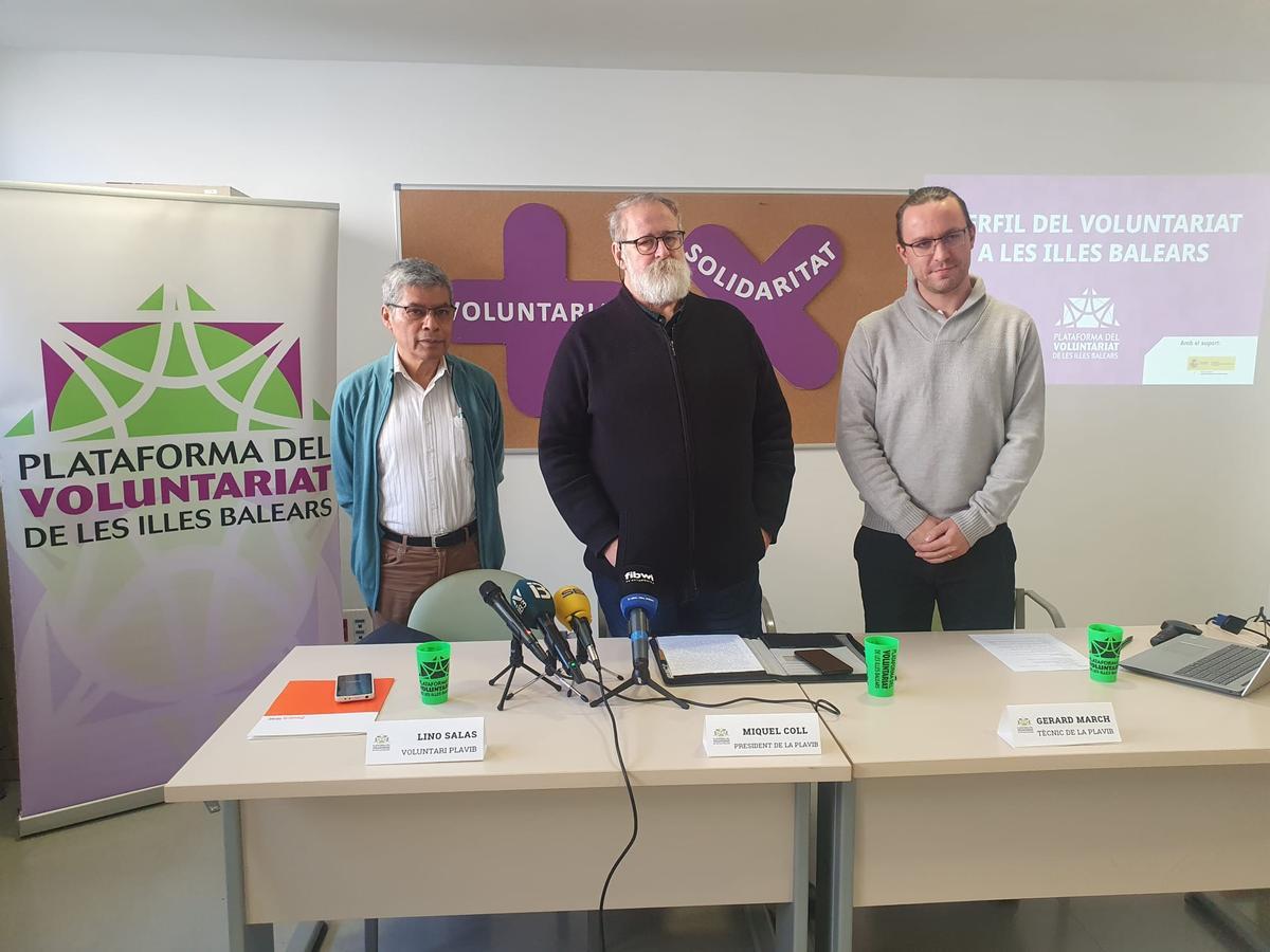 El voluntario Lino Salas, el presidente de la Plavib, Miquel Coll, y el técnico de la plataforma y responsable del estudio, Gerard March.