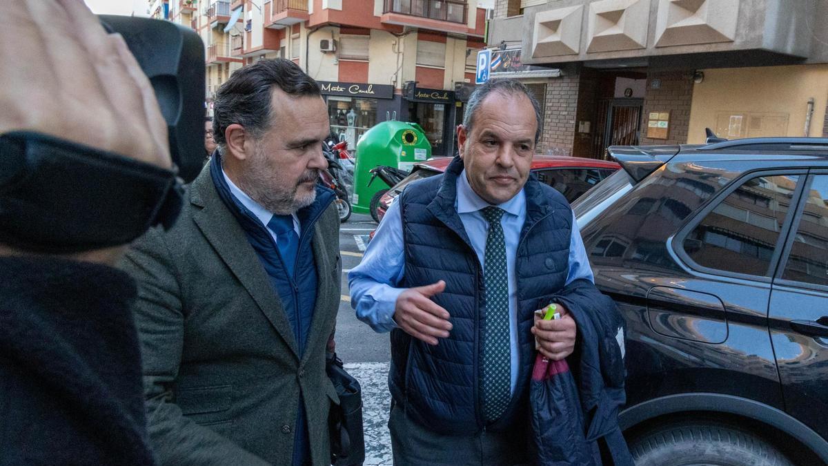 Carlos Baño, a la derecha de la imagen, junto a su abogado, Ignacio Gally