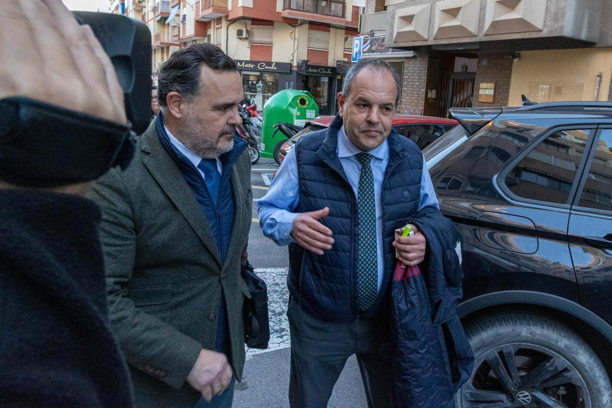Carlos Baño, a la derecha de la imagen, junto a su abogado, Ignacio Gally