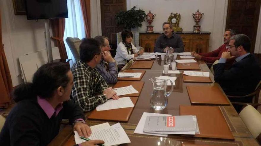 El alcalde junto a los representantes sindicales y de la patronal, ayer en el Ayuntamiento.