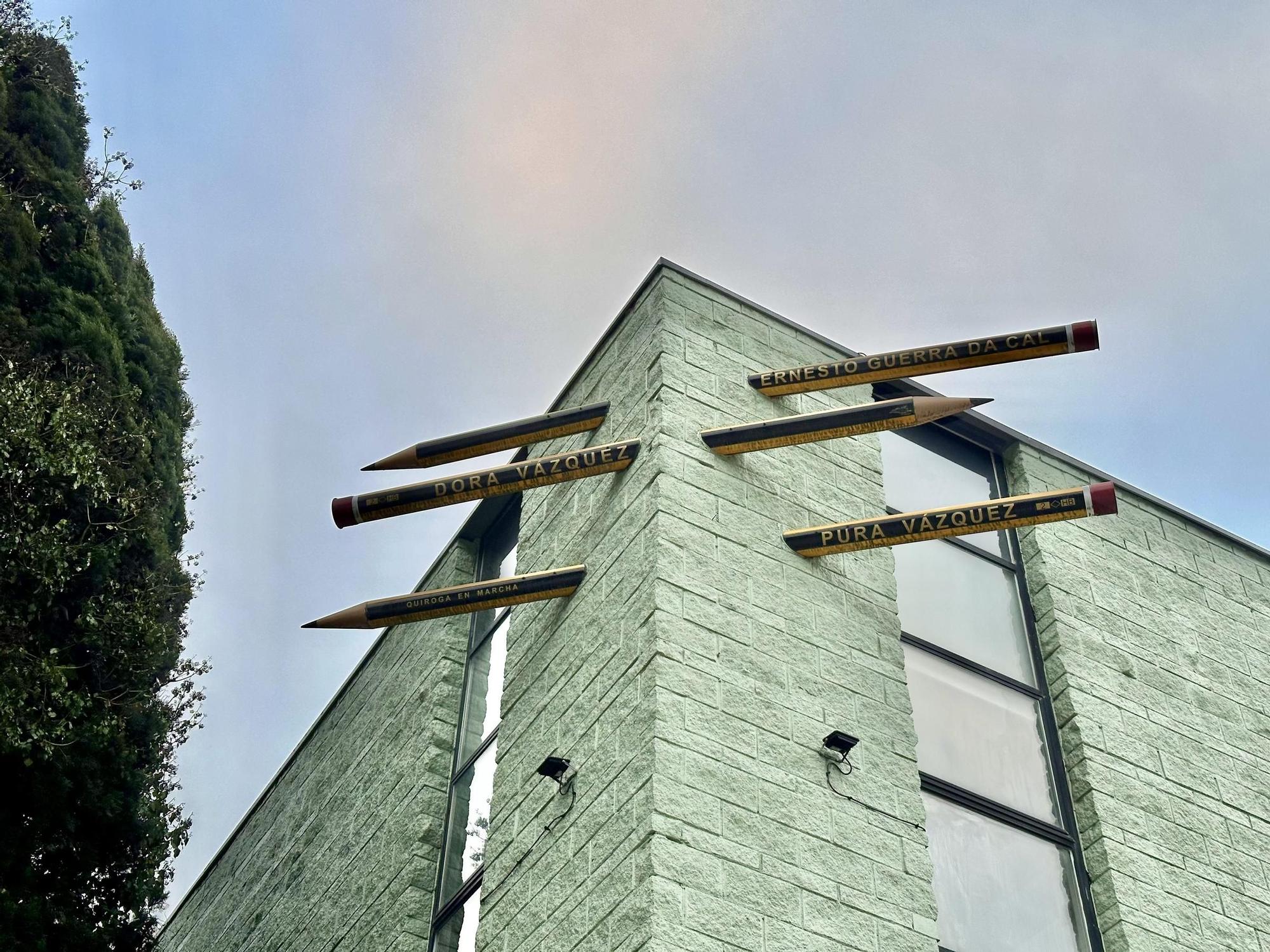 Además de grafitis, hay obras de arte como estos lápices gigantes atravesando una pared