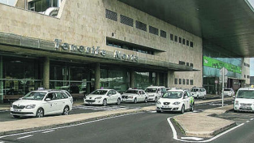 Taxis en el aeropuerto de Tenerife Norte.