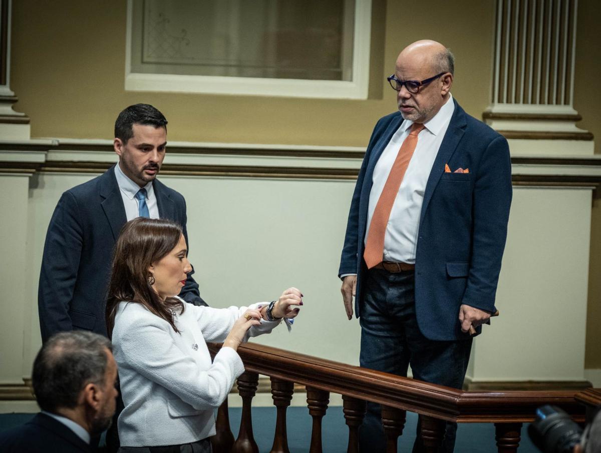 Nira Fierro se señala el reloj, ayer, durante una charla con José Miguel Barragán (d.) y David Toledo.