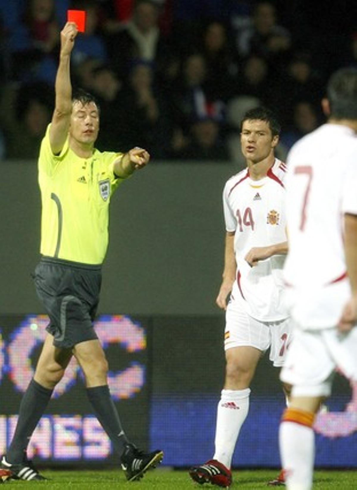Wolfgang Stark expulsa Xabi Alonso, durant el matx de classificació de l’Eurocopa 2008 que Espanya va disputar contra Islàndia. Wolfgang Stark expulsa Xabi Alonso, durant el matx de classificació de l’Eurocopa 2008 que Espanya va disputar contra Islàndia.
