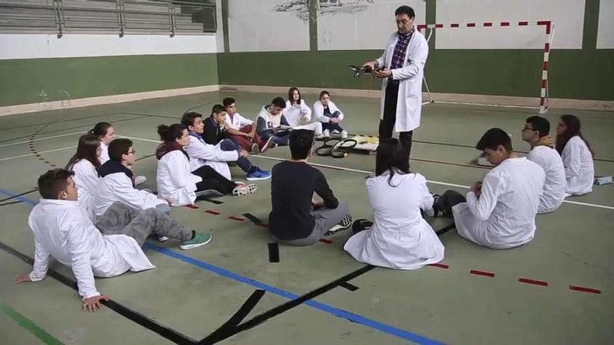 El profesor Gabriel Pérez Aguado explica a un grupo de alumnos el funcionamiento de un dron.