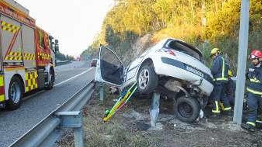 Un joven salva su vida tras empotrar su coche en una señal en O Salnés
