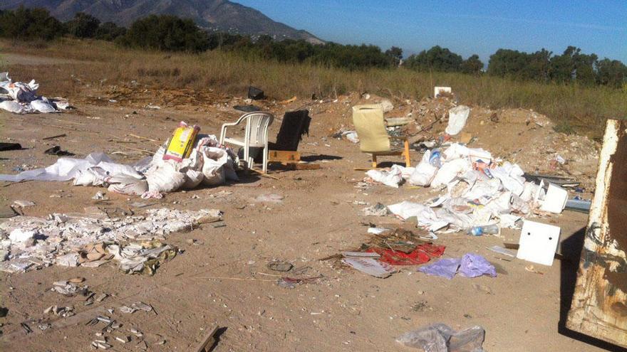 Escombros y mobiliario de plástico, abandonados en los terrenos de Arraijanal.