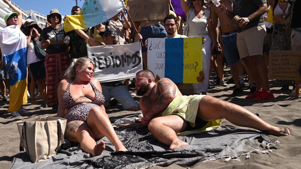 Los manifestantes del 20-O 'invaden' la playa de Troya, en Tenerife