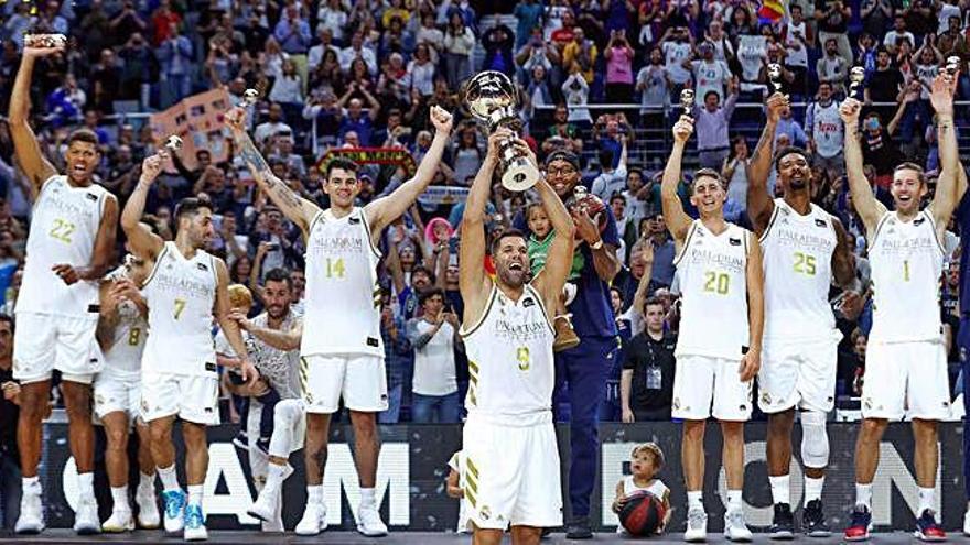 Los jugadores del Madrid posan con la Copa.