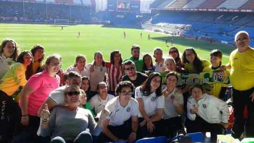 El Caja Rural disfruta ayer, antes de enfrentarse al Guadamur, del Atlético-FC Barcelona femenino.