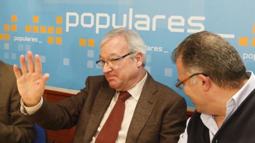 Valcárcel (c) junto al alcalde de Murcia, Miguel Ángel Cámara, en el Comité Ejecutivo del PP en su sede, en una foto de marzo.