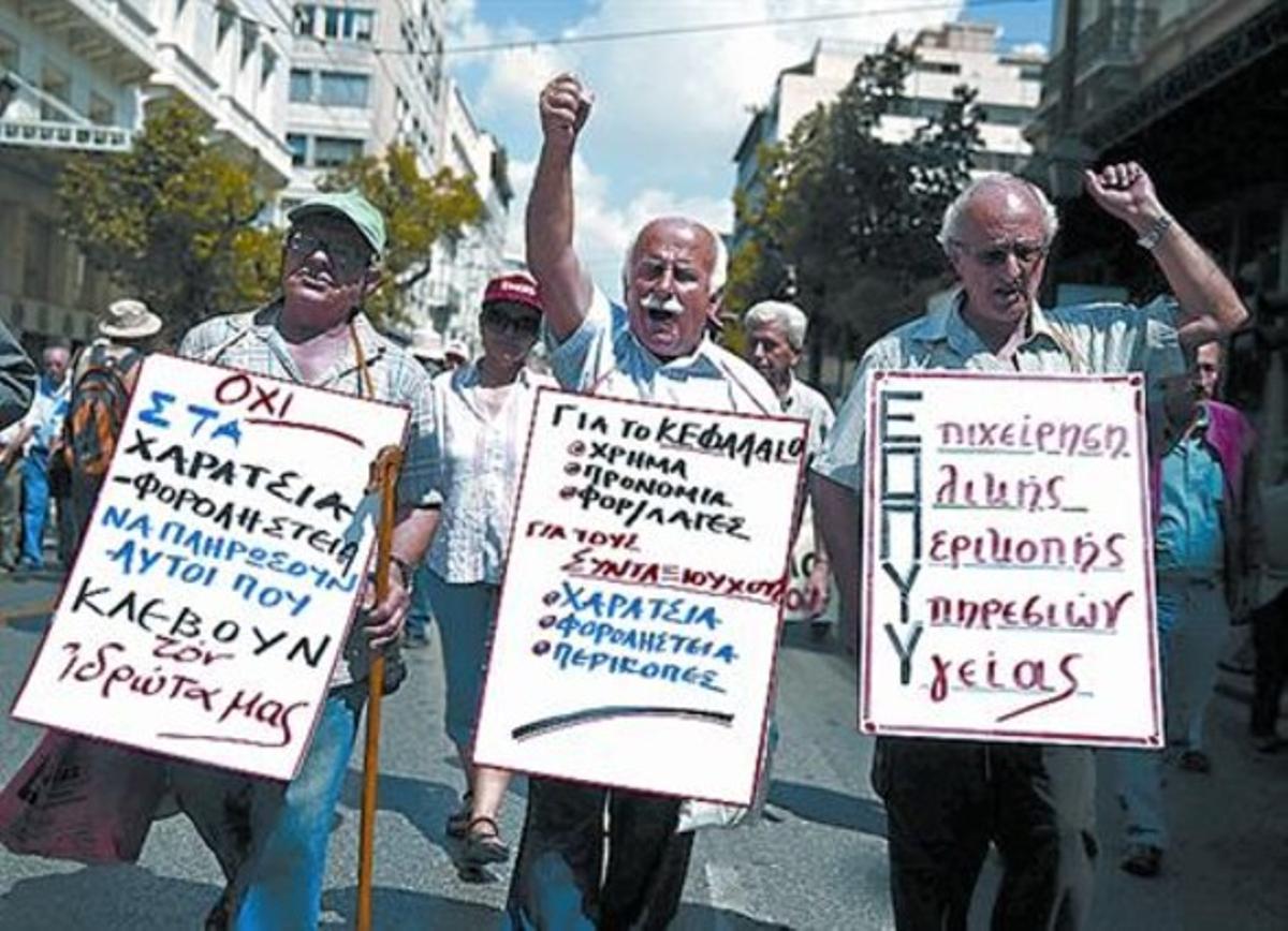 Efectes 8Pensionistes es manifesten a Atenes per les retallades, ahir. Efectes 8Pensionistes es manifesten a Atenes per les retallades, ahir.