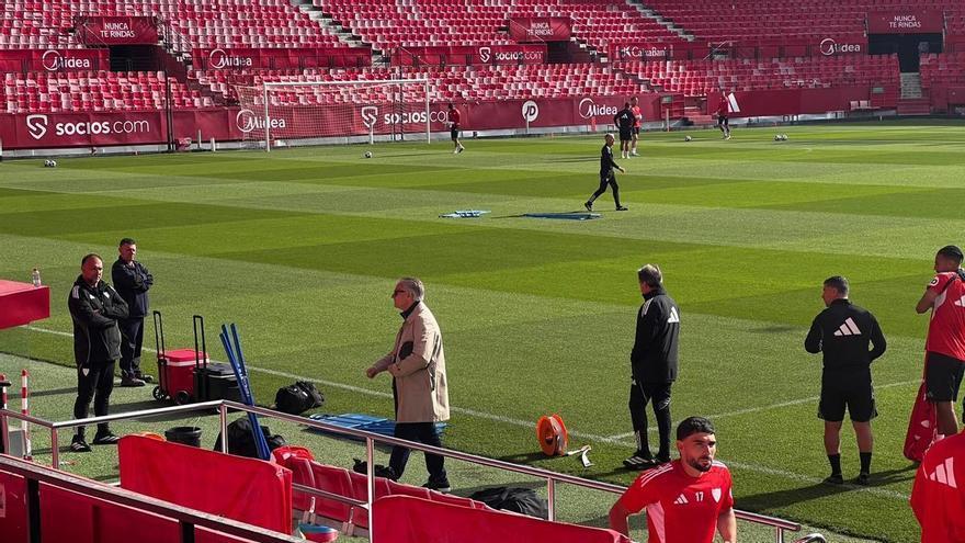 Vídeo | Antonio Cordón charla con los jugadores y con el doctor Tramullas en la previa del Sevilla-Atlético de Madrid