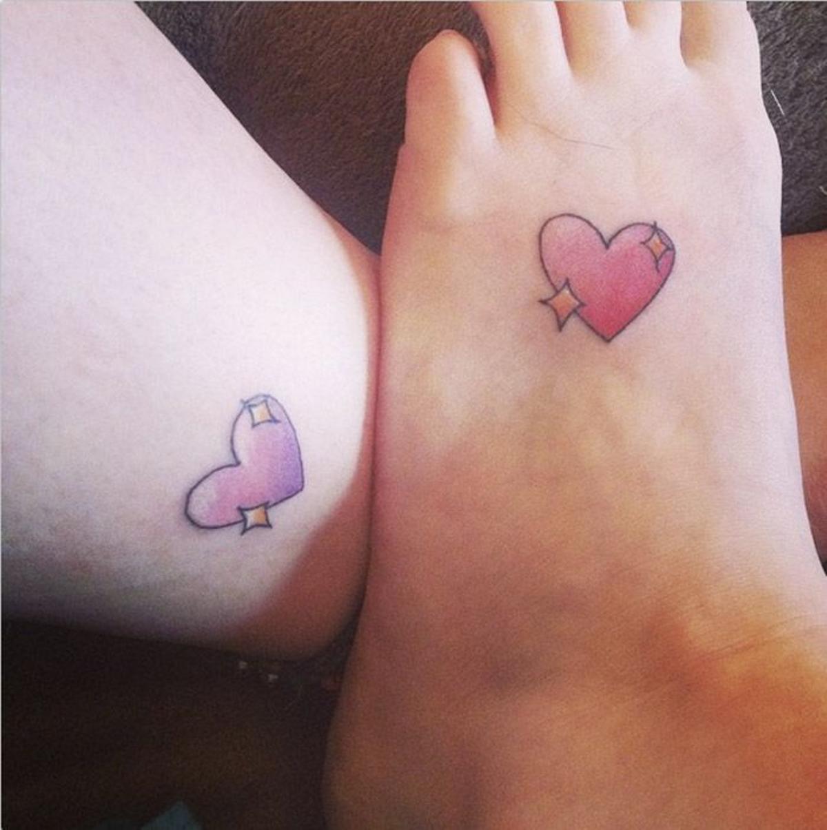 Tatuajes con emojis: corazones con estrellas