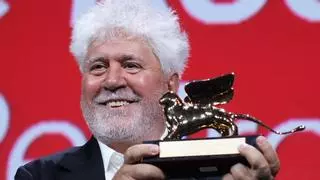 Almodóvar hace historia y gana el León de Oro a la mejor película en Venecia por 'La habitación de al lado'