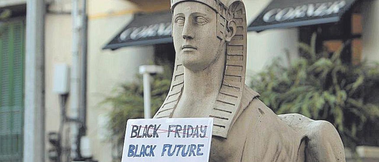 Protesta contra el Black Friday en es Born de Palma.