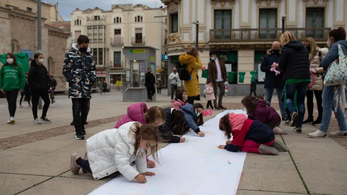 Unos niños participan en una de las actividades lúdicas organizadas por la plataforma de la Escuela Pública. | E. F.