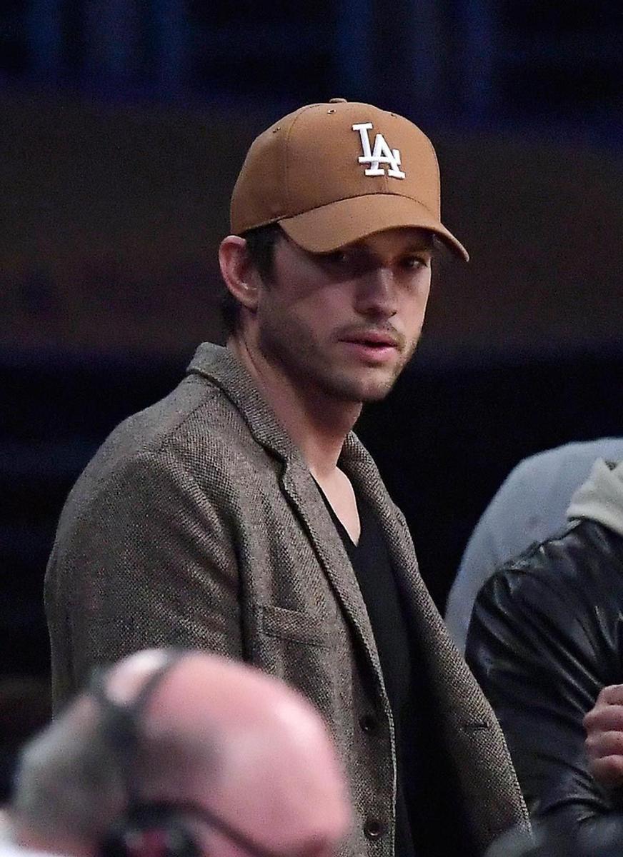 Ashton Kutcher llega al Staples Center a ver un partido de los Lakers