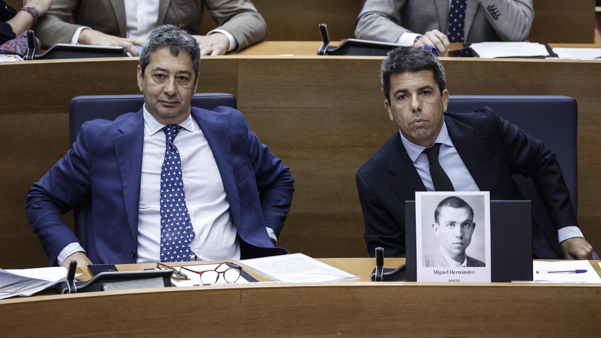 El número dosdel Ejecutivo, Vicente Barrera, y el jefe del Consell, Carlos Mazón, en las Cortes