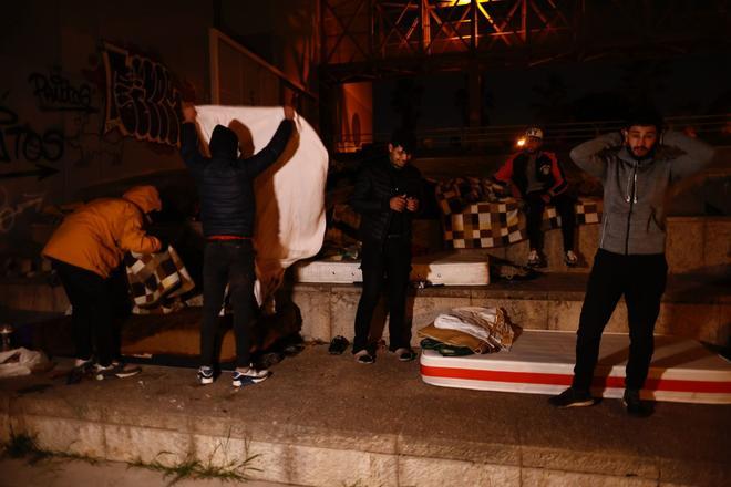 Unas 300 personas malviven bajo los puentes del río Turia: "No hay forma de que nadie te alquile nada"