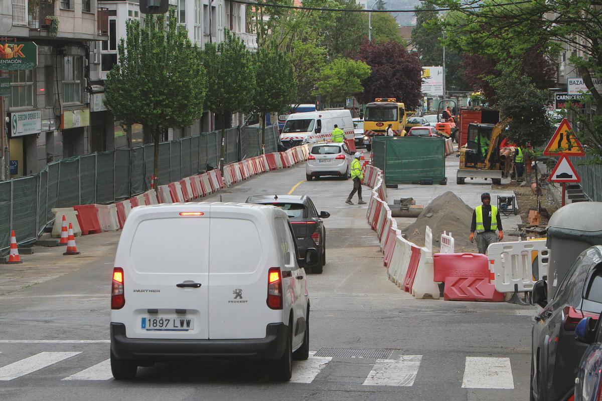 Ourense rua calle Pena Trevinca obra obras en la zona del socavon con trafico rodado abierto al trafico