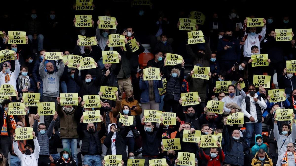 Una imagen de parte de la afición del Valencia CF mostrando su disconformidad con Lim. | EFE/J.C. CÁRDENAS