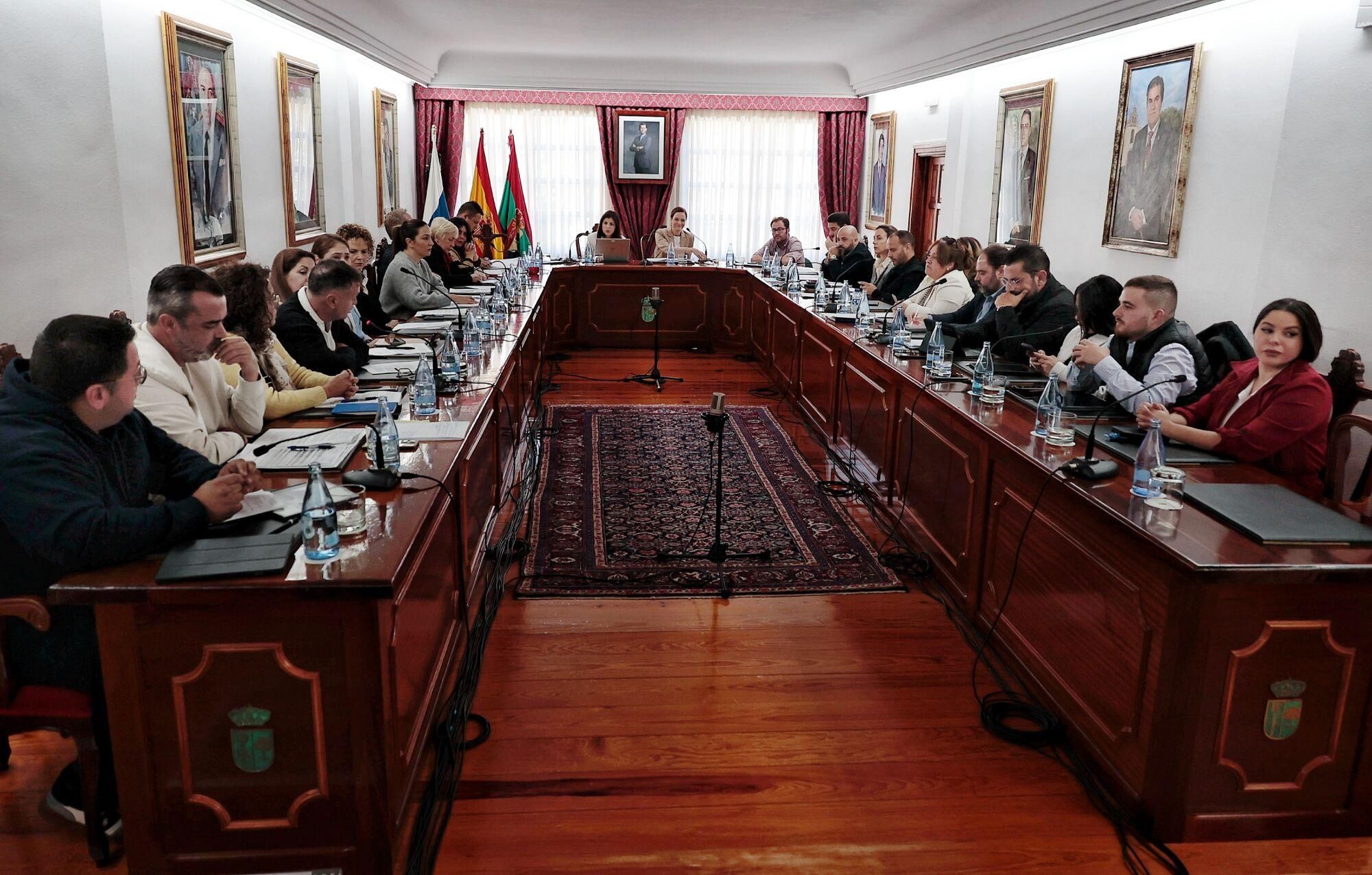 Pleno para destituir a Más por Arona e incorporar a Vox al gobierno municipal