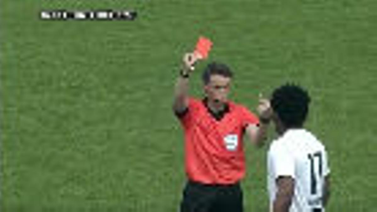 ¿La actitud más rebelde de un árbitro? Le saca tarjeta roja... ¡y le hace una peineta!