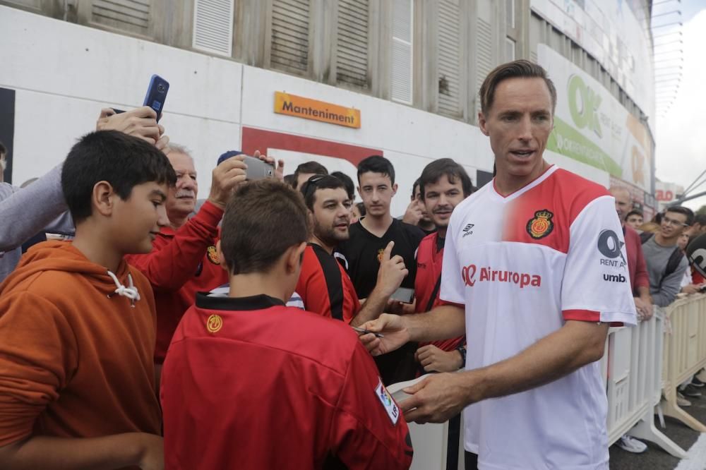 Fußballfans des RCD Mallorca hatten vor dem Spiel gegen Alcorcón am Sonntag (23.10.) Gelegenheit, zusammen mit dem Ex-NBA-Profi Steve Nash eine Runde Basketball spielen. Der Kanadier ist Aktionär beim Zweitligisten und will den Klub mit der Aktion unterstützen.