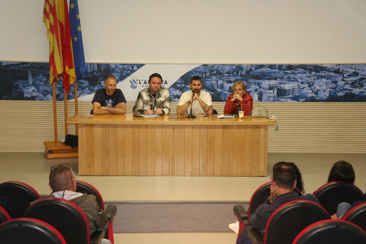 Foto de la reunión que mantuvo este jueves el Ayuntamiento, con el alcalde a la cabeza, con las peñas taurinas.