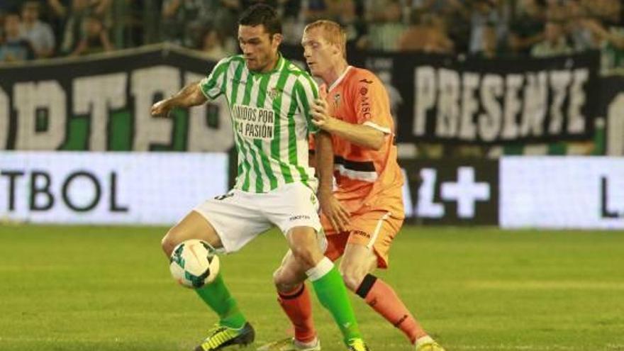 Jorge Molina recibe la pelota ante el marcaje de Jeremy Mathieu.