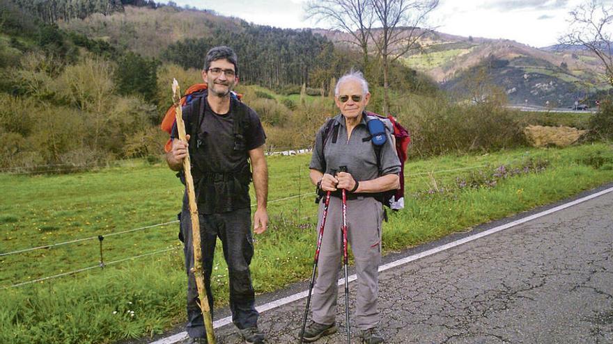 Esteban y Luis Berges, a su paso por el concejo de Grado, en el Camino Primitivo.