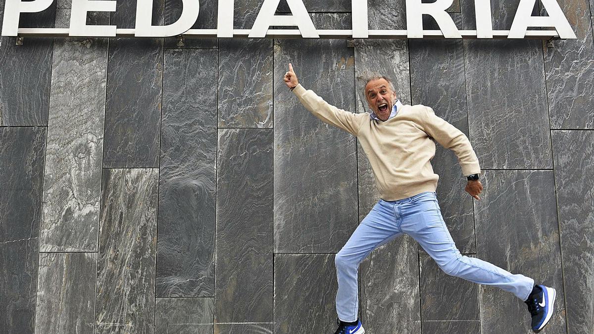 Paco Arango, ante el edificio de Pediatría del HUCA.  