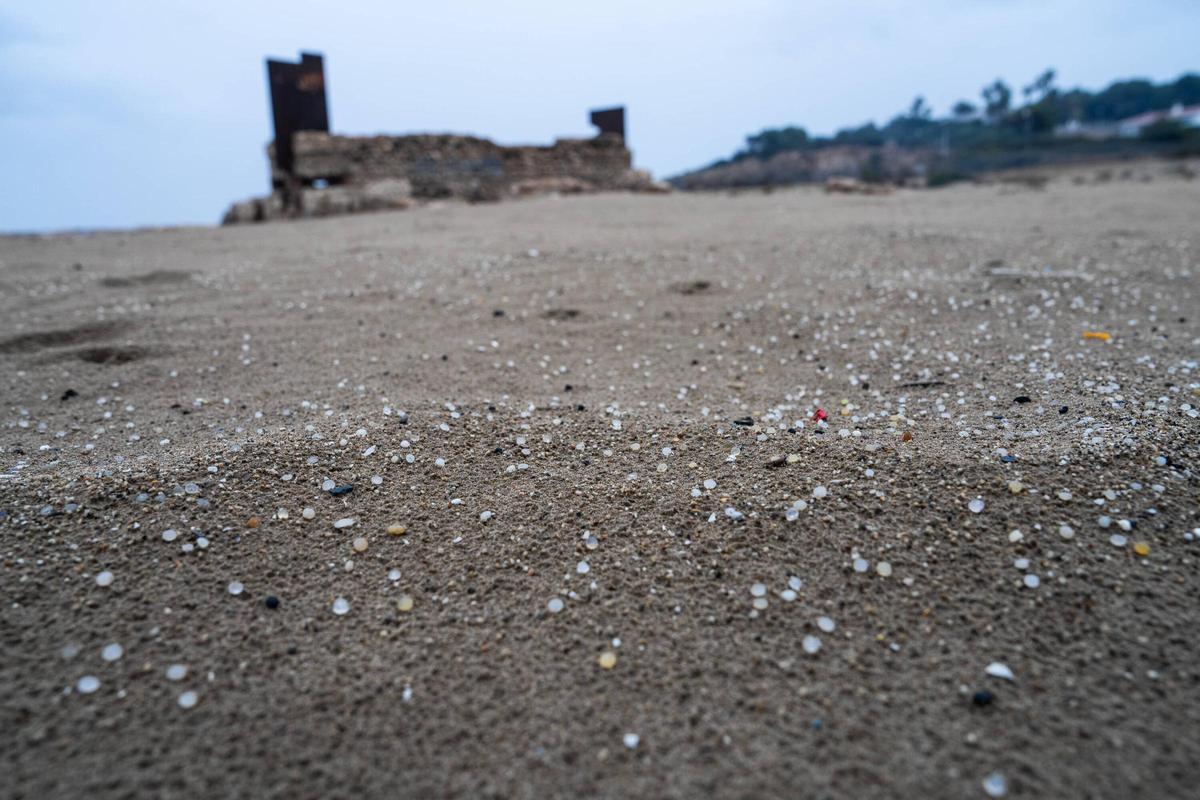 Pélets de plástico, este miércoles, en la playa de la Pineda, en Vila-Seca.