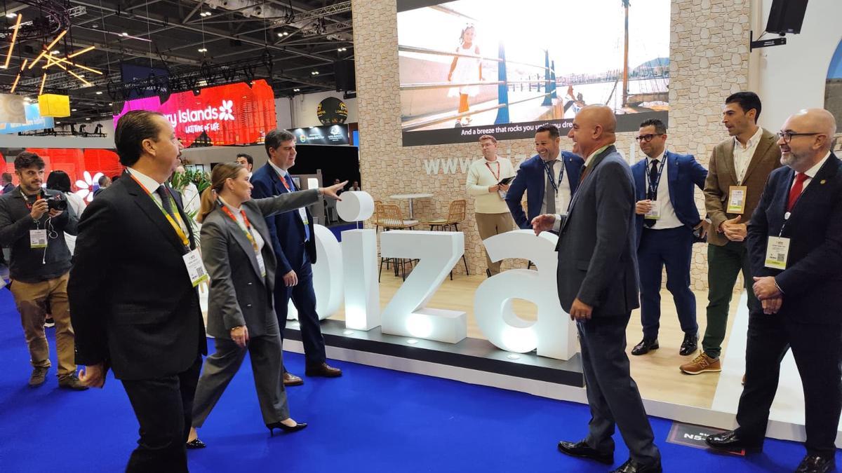 Vicent Marí recibe a Prohens en el estand de Ibiza.