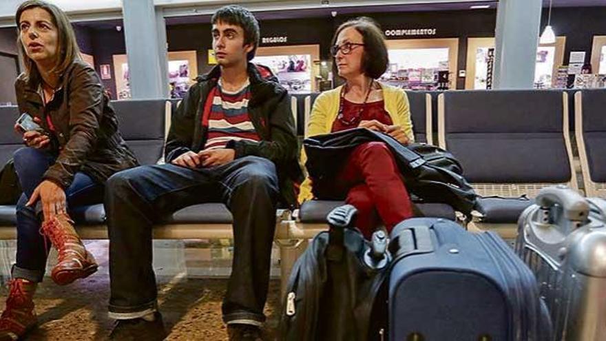 Por la izquierda, Luisa Tárrega, Ricardo Rodera y Milagros Álvarez esperan para embarcar en su vuelo a la capital inglesa.