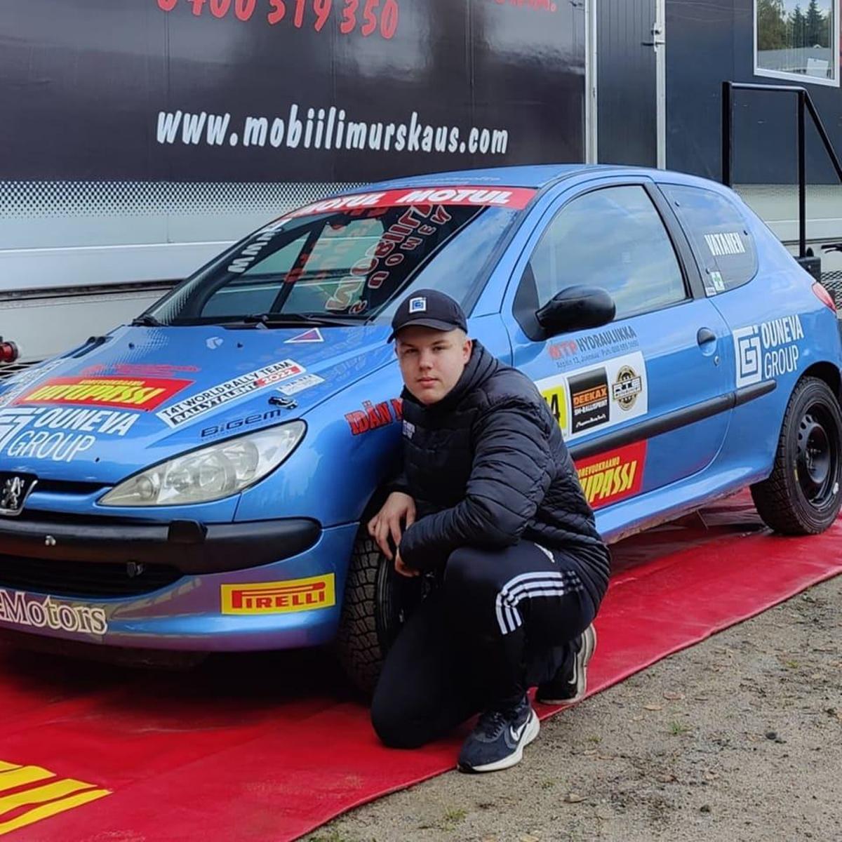 Ville Vatanen, con uno de los coches que ha pilotado.
