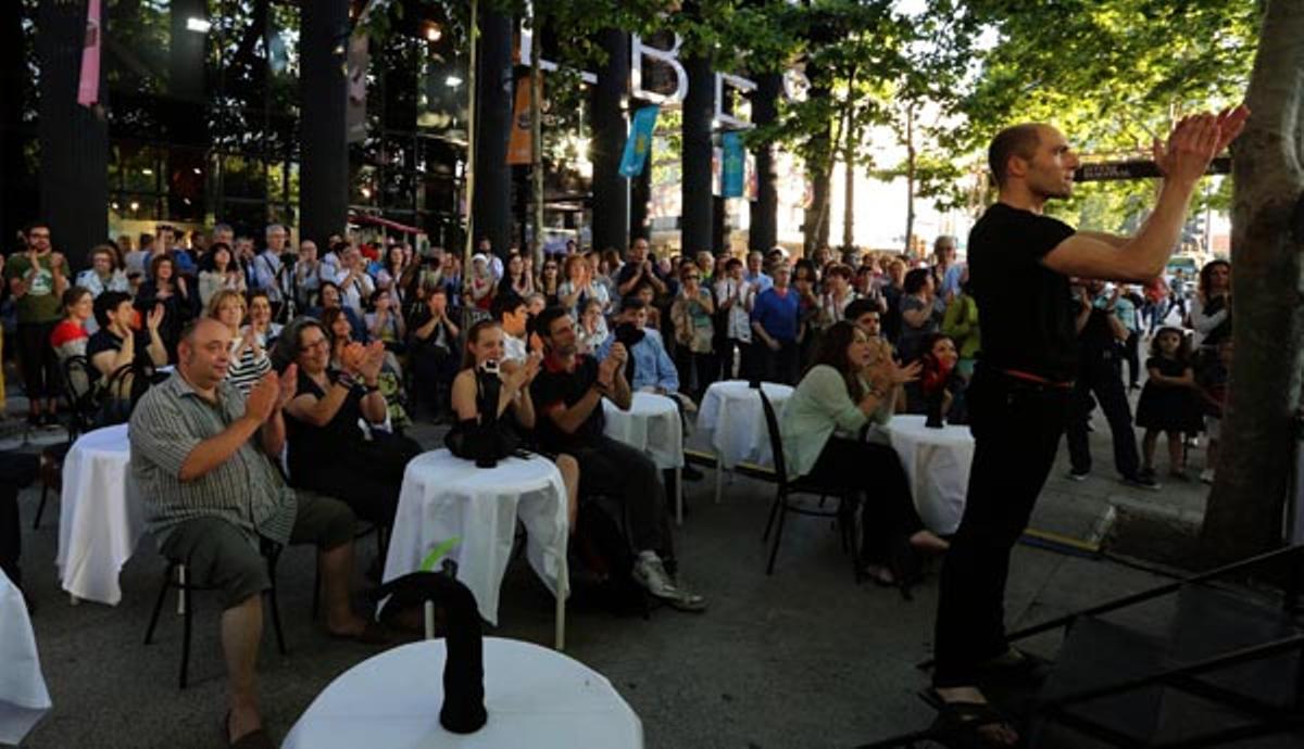 Al voltant de 220 comerços s’han sumat a la iniciativa ’La Diagonal de nit’.