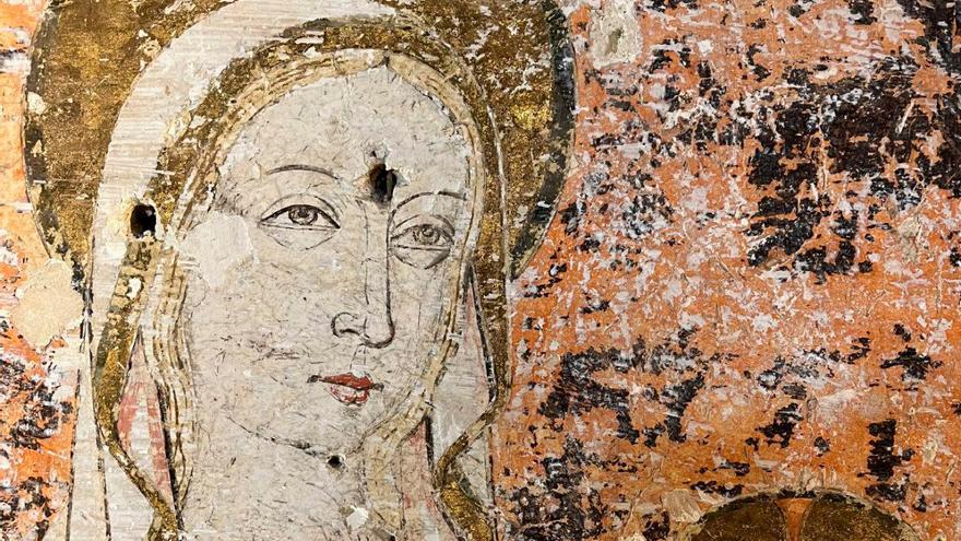 Rostro de la Virgen María en las pinturas murales exhumadas en la iglesia de San Pedro de Sanlúcar la Mayor (Foto: Archidiócesis de Sevilla)