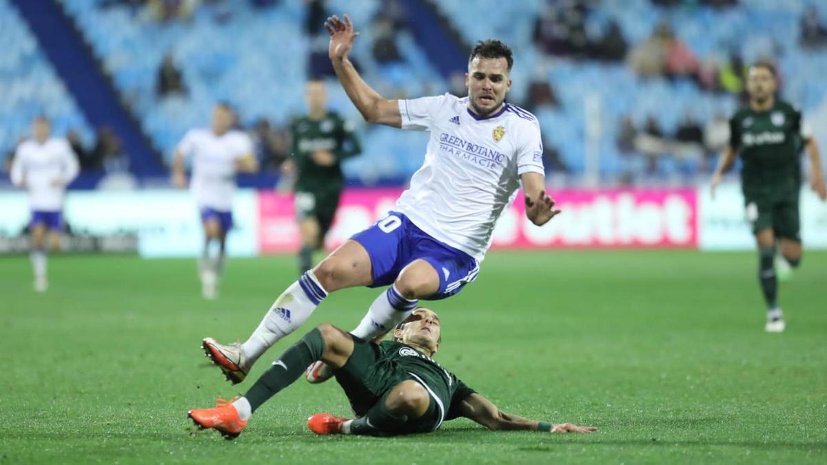 Álvaro Giménez cae derribado en una acción ofensiva del partido contra el Leganés.