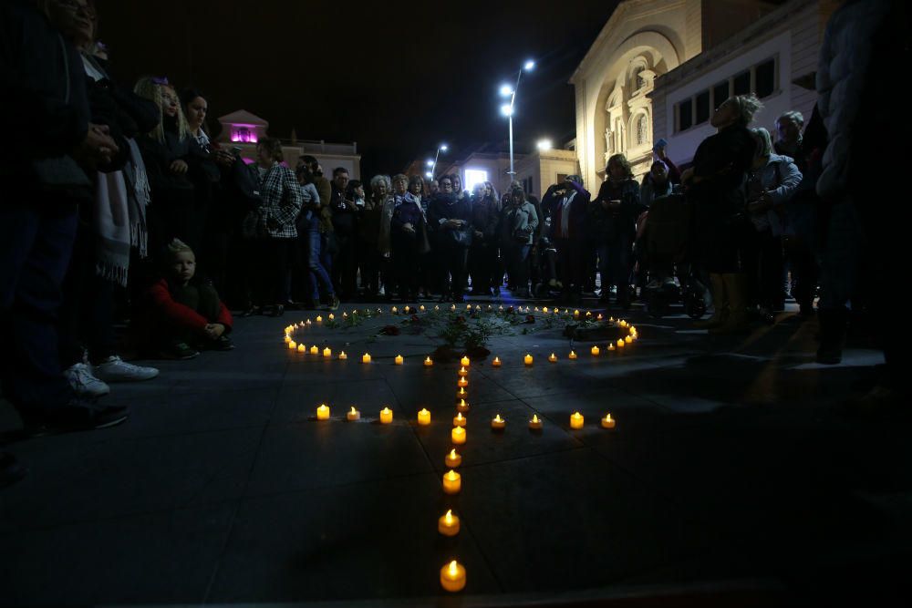 Medio millar de personas se concentraron en la plaza de la Montañeta