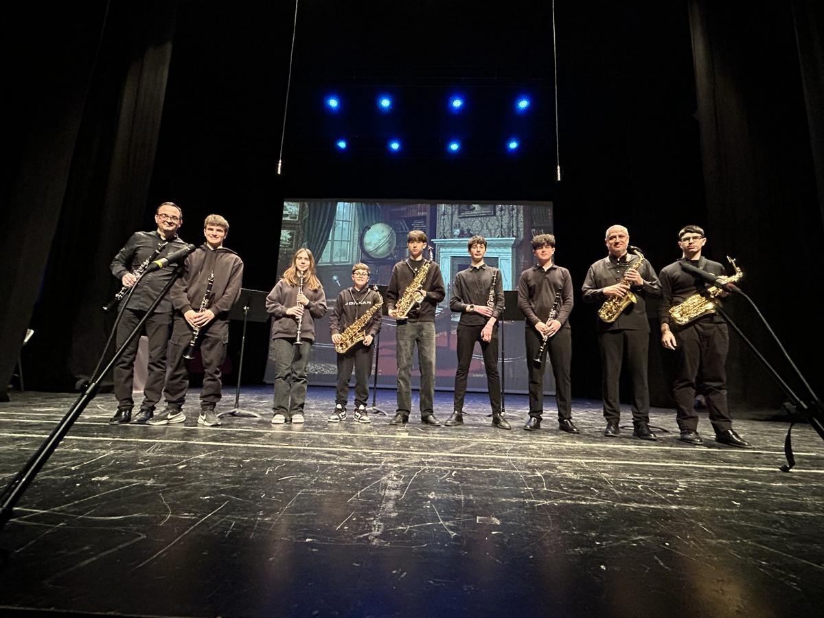 Foto de grup de l'alumnat i del professorat del Conservatori Professional de Música Josep Melcior Gomis d'Ontinyent que van posar música a l'obra de Jules Verne.