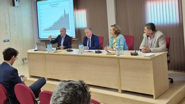 El presidente de Sermuco, Julián Díaz (centro), durante la presentación de resultados anuales antes los socios de la cooperativa de segundo grado.