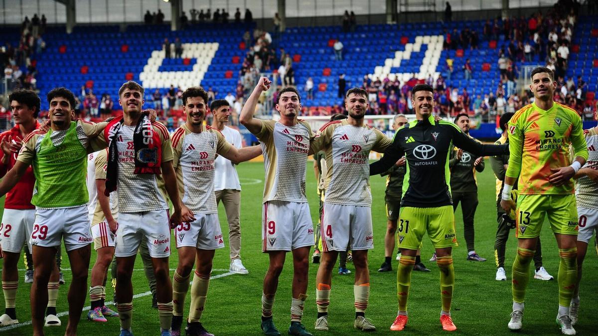 Jugadores del Mirandés celebran su victoria ante el Eibar.