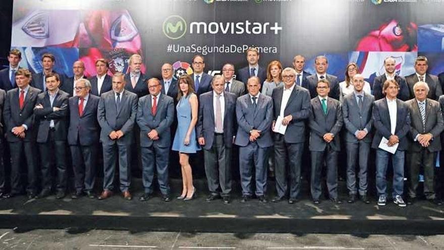 Los presidentes de los clubes de la Liga Adelante, entre los que está Utz Claassen, con Javier Tebas y los responsables de Movistar+, ayer.