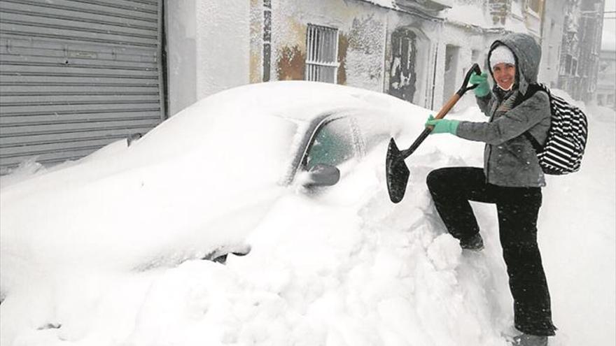 18 carreteras cortadas y un metro de nieve en el interior