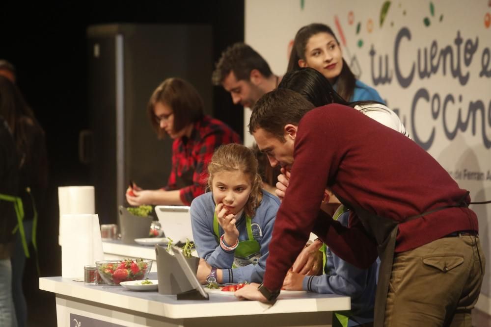 Ferran Adrià cocinando con varias familias en el centro Niemeyer de Avilés