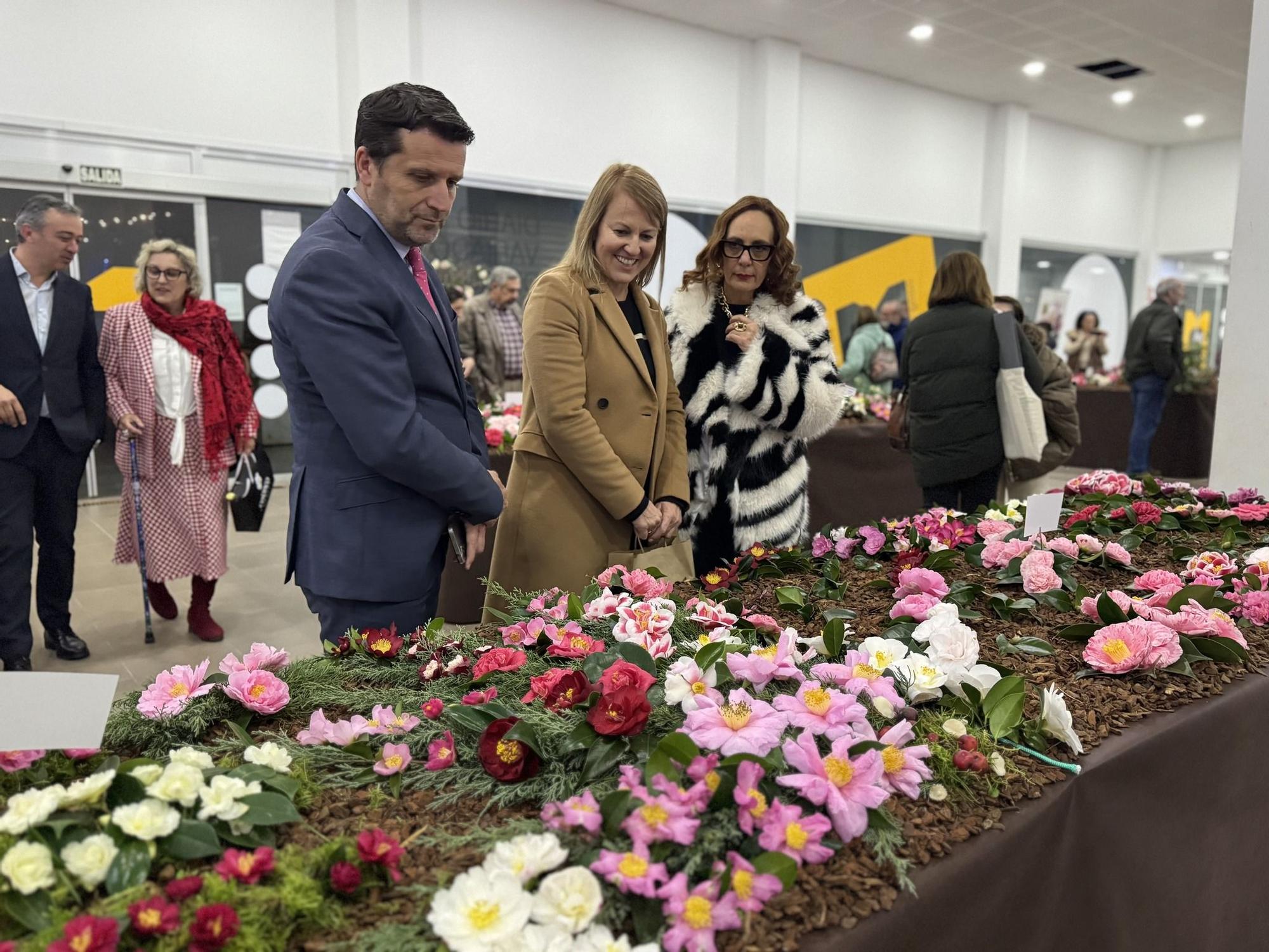 José Ramón Romero, Loli Castiñeira, centro, e María Outeiral no acto inaugural.