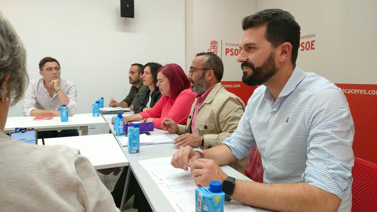 Morales (centro) en la Ejecutiva Provincial del PSOE esta tarde.